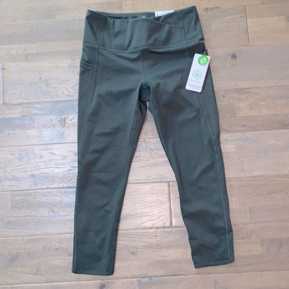 Gaiam OM Hi Rise Petal Pocket Yoga Capri Size Small -NO SCAMMERS PLEASE